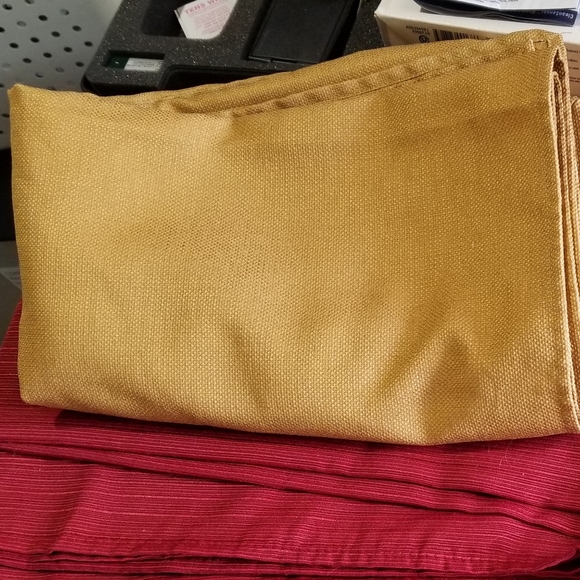 Gold/butterscotch tablecloth 60" x 102" - Picture 2 of 2